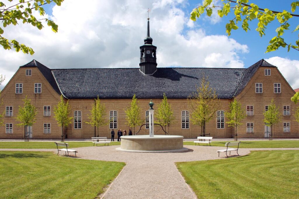 Brødremenighedskirken i Christiansfeld ses i baggrunden med byens brønd i forgrunden