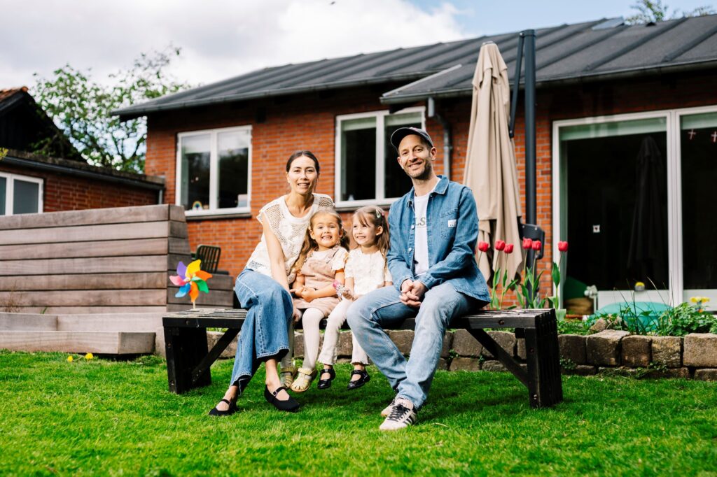 En familie foran deres hus